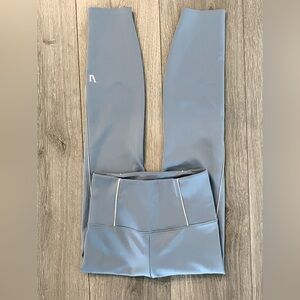 EUC Vuori Evolve Leggings in Blue Gray Lunar Size Small
